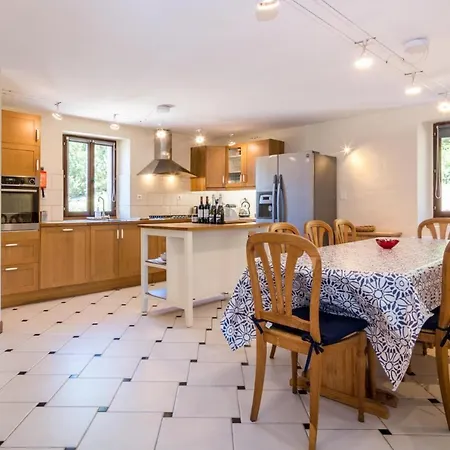 Monteils Sleeps 8 Pool Air Con Wifi Vila