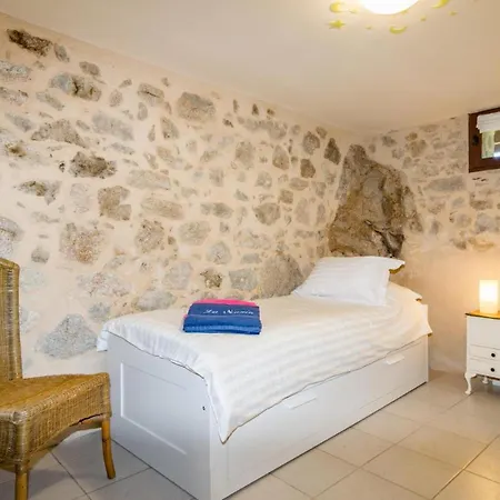 Monteils Sleeps 8 Pool Air Con Wifi Monteils (Aveyron)