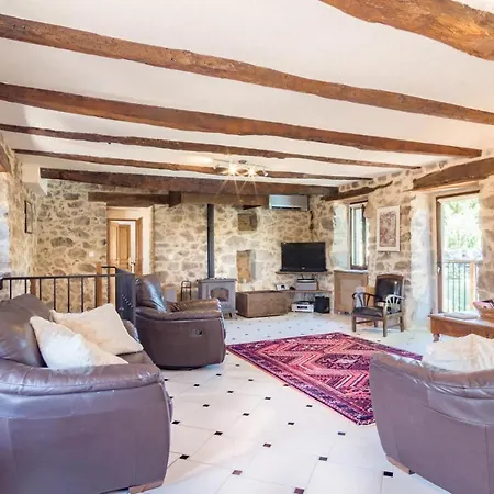 Monteils Sleeps 8 Pool Air Con Wifi Vila